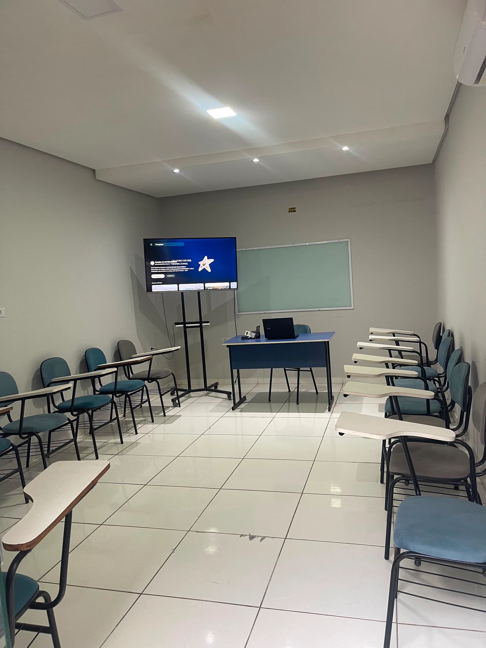 SALA PARA CURSOS, TREINAMENTOS E REUNIÕES – CENTRO DE PEDRO II/PI